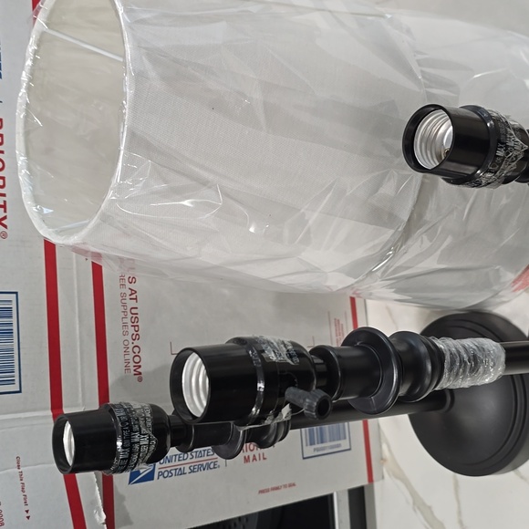 3 Lamps, Black finish with white shades - Picture 2 of 6